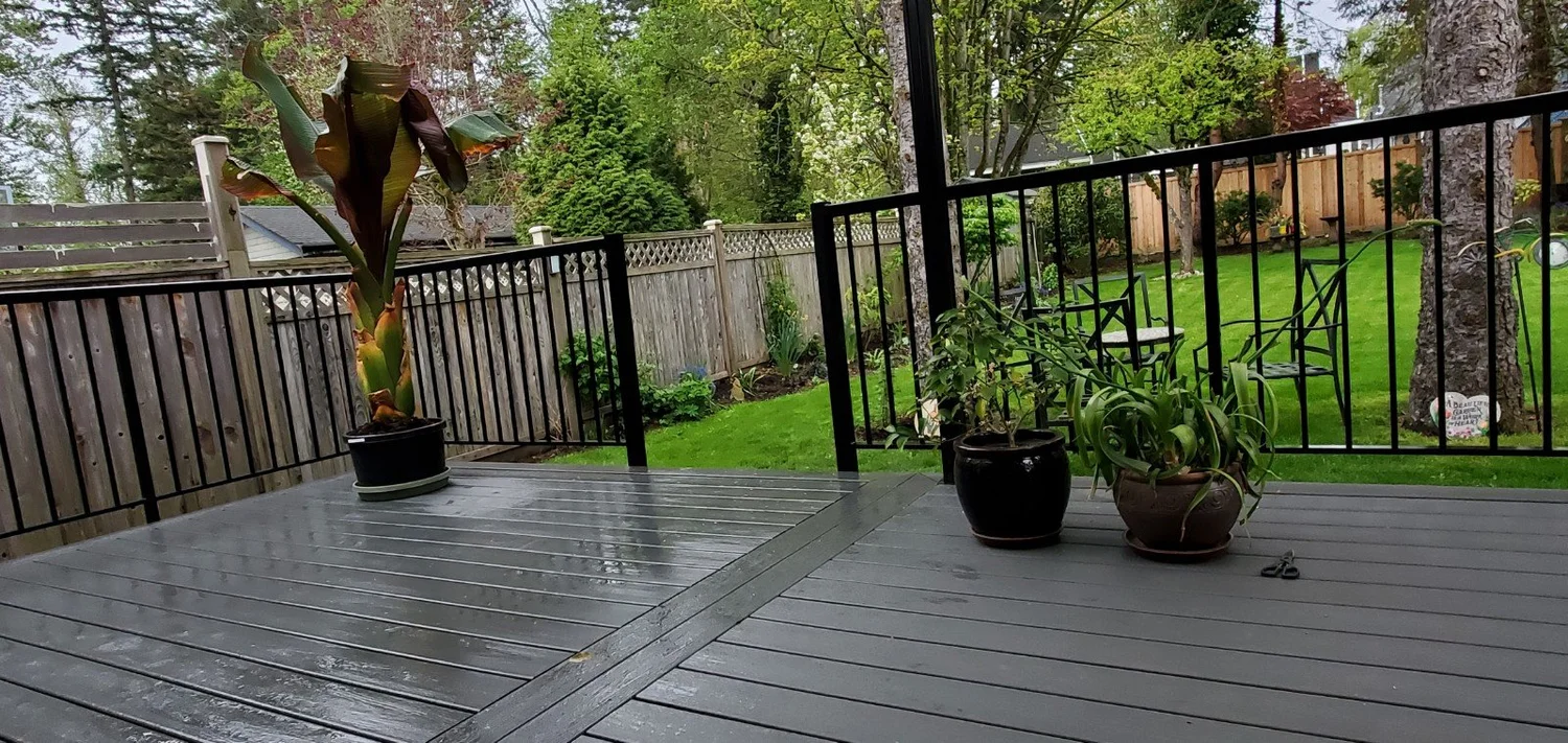 New vinyl deck with aluminum railings